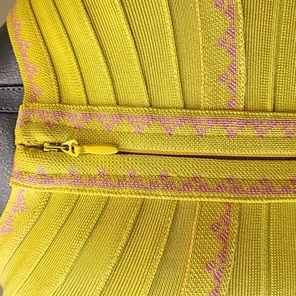 Herve Leger Stunning Bandage Dress in Citrus Yellow and Pink Accent. Size: L - Picture 8 of 11